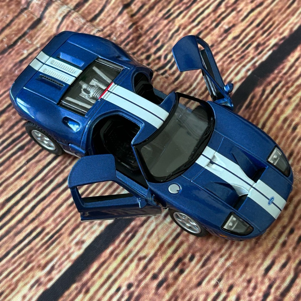 2006 Ford GT Diecast Model Toy Car 1:36 Scale Welly Burago Maisto Blue WHITE
